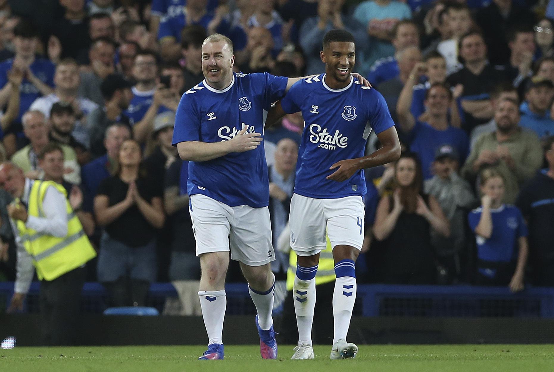 Kibic Evertonu pomagający uciekinierom strzela bramkę przeciwko Dynamo Kijów