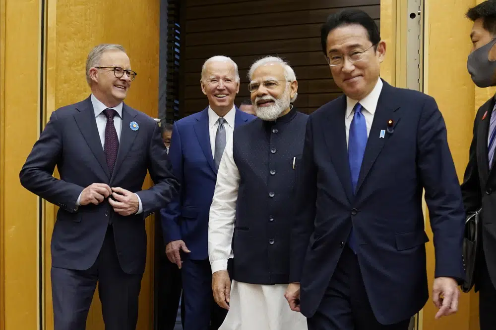 ARCHIVO - Desde la izquierda, el primer ministro australiano Anthony Albanese, el presidente estadounidense Joe Biden y el primer ministro indio Narendra Modi son recibidos por el primer ministro japonés Fumio Kishida, a la derecha, durante su llegada a la cumbre de líderes Quad en el Palacio Kantei, el 24 de mayo de 2022, en Tokio. Biden tiene una agenda ambiciosa cuando parta a finales de esta semana en un viaje de ocho días al Indo-Pacífico. Como parte de su viaje, Biden viajará a Australia para una cumbre con otros líderes del Quad. (Foto AP/Evan Vucci, archivo)