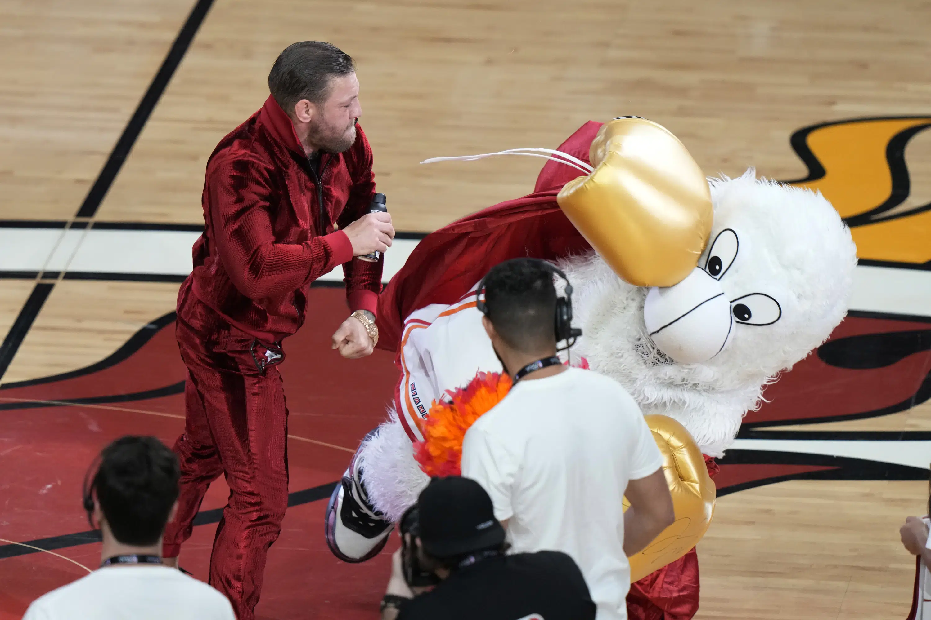 Conor McGregor dituduh melakukan pelecehan seksual terhadap seorang wanita di pertandingan NBA Finals di Miami