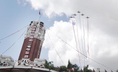 El equipo de acrobacias aéreas Thunder Tiger vuela sobre la oficina del presidente durante las celebraciones de la Fiesta Nacional en Taipéi, Taiwán, el domingo 10 de octubre de 2021. (AP Foto/Chiang Ying-ying)