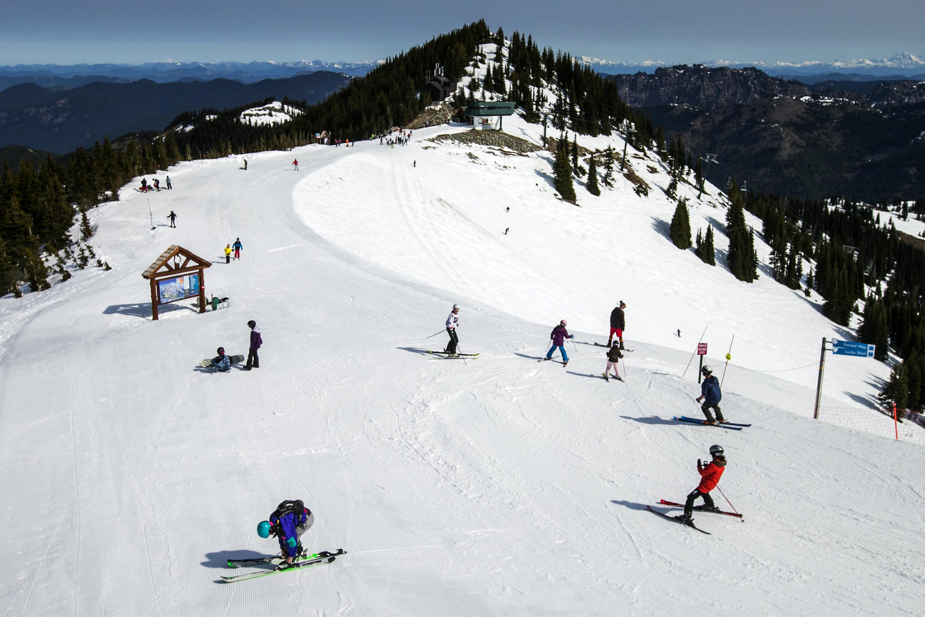 Avalanche at Washington state ski resort kills 1, traps 5 AP News