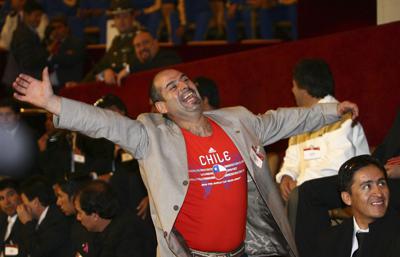 ARCHIVO - En esta fotografía de archivo del 26 de octubre de 2010, el minero Mario Sepúlveda sonríe en una ceremonia en honor a los 33 mineros que fueron rescatados de la mina San José, en el Congreso Nacional en Valparaíso, Chile. La Corte de Apelaciones de Santiago ordenó al Estado de Chile pagar una indemnización por daño moral a 31 de los 33 mineros que en 2010 estuvieron atrapados más de dos meses en el fondo de una mina. (AP Foto/Rene Lescornez, Archivo)