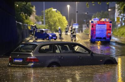 Un auto, varado por una crecida en un paso subterráneo en Stuttgart, Alemania, el 28 de junio de 2021. (Marijan Murat/dpa vía AP)