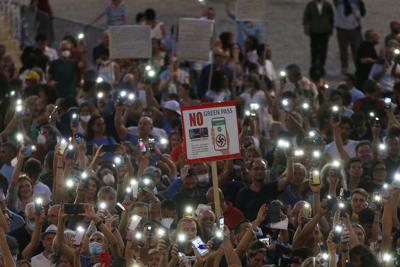 ARCHIVO - En esta imagen del miércoles 28 de julio de 2021, gente en una protesta contra el pase de vacunación COVID-19 en Roma. (Cecilia Fabiano/LaPresse via AP)