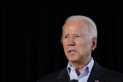 El presidente Joe Biden habla en Miami Beach, Florida, el jueves 1 de julio de 2021, acerca del edificio que se derrumbó en Surfside, Florida. (AP Foto/Susan Walsh)
