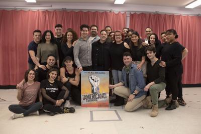 El "dreamer" Tony Valdovinos, en el centro, posa con el elenco del musical "¡Americano!" durante una presentación a la prensa previo a su estreno off-Broadway, el jueves 17 de marzo de 2022 en los estudios Ripley-Grier en Nueva York. (Foto de Andy Kropa/Invision/AP)
