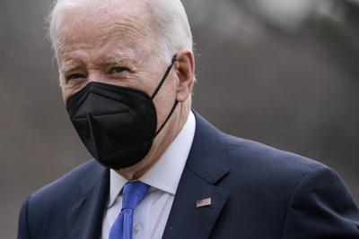 El presidente de Estados Unidos, Joe Biden, recorre el South Lawn de la Casa Blanca tras desembarcar del Marine One, el 14 de febrero de 2022, en Washington. (AP Foto/Patrick Semansky)