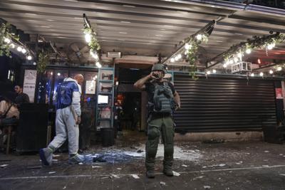 La escena poco después del tiroteo en Tel Aviv, Israel, el 7 de abril de 2022.  (Foto AP/Ariel Schalit)