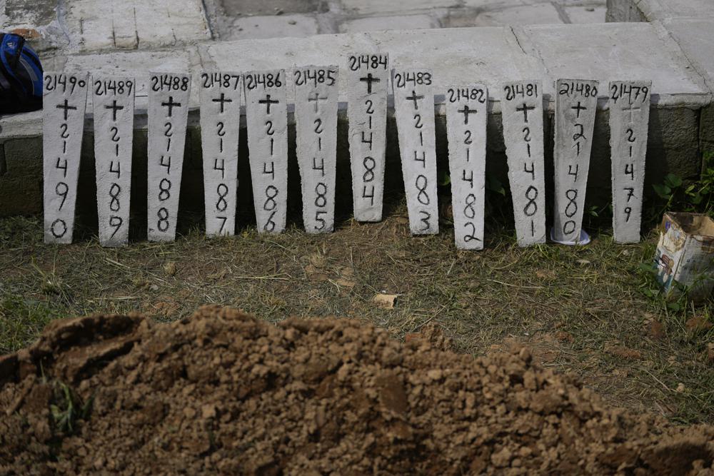 Los números de identificación se alinean en el Cementerio Municipal para los entierros de las víctimas de deslizamientos de tierra en Petrópolis, Brasil, el jueves 17 de febrero de 2022. no está claro cuántos cuerpos quedaron atrapados en el lodo.  (Foto AP/Silvia Izquierdo)