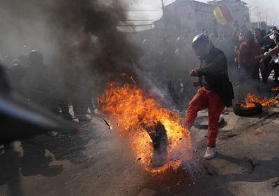 La escena en las protestas en Katmandú, Nepal, el 20 de febrero del 2022. (Foto AP/Niranjan Shreshta)