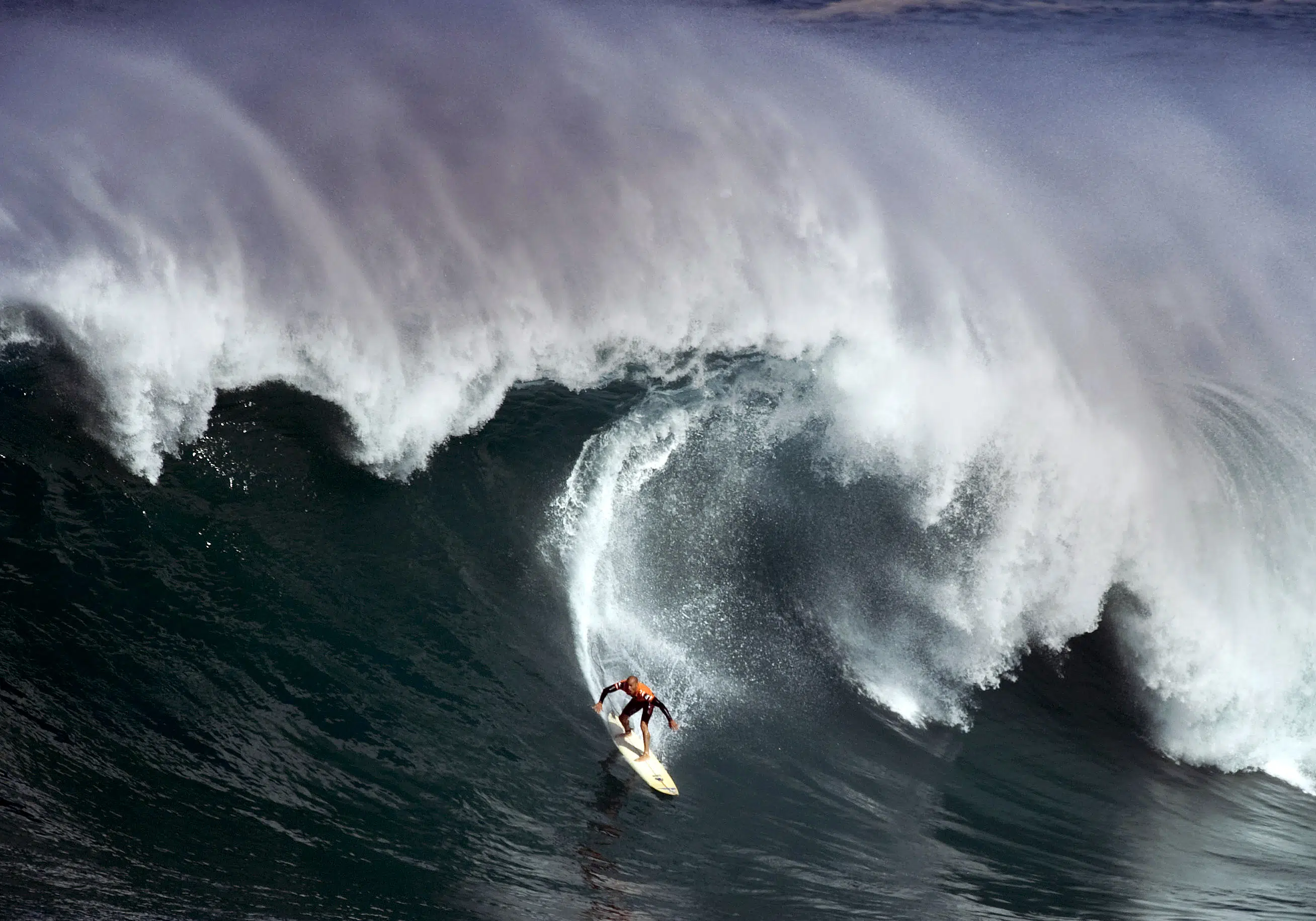 Ondas enormes trazem competição de surf havaiana The Eddie após um hiato