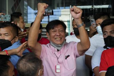 Ferdinand "Bongbong" Marcos Jr. celebra su aplastante victoria electoral en Mandaluyong (Filipinas) el 11 de mayo del 2022.  (AP Photo/Aaron Favila,File)