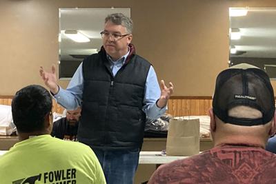 El candidato demócrata a la Cámara de Representantes de Wisconsin, Brad Pfaff, habla en una reunión sindical en Bangor, Wisconsin, el 11 de octubre de 2022. (Foto AP/Thomas Beaumont)