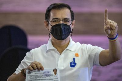 El alcalde de la ciudad de Manila, Isko Moreno, hace un gesto tras presentar su certificado de candidatura para las elecciones presidenciales del año que viene ante la Comisión de Elecciones, en la Carpa de Jardín de Sofitel Harbor en Manila, Filipinas, el lunes 4 de octubre de 2021. (Ezra Acayan/Pool Photo via AP)