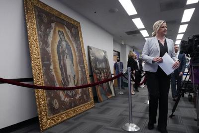 Kristi Koons Johnson, subdirectora a cargo de la oficina de campo del FBI en Los Ángeles, a la derecha, efectúa una ceremonia de repatriación con funcionarios estadounidenses para devolver a representantes de Perú piezas culturales que habían sido robadas, algunas de las cuales tienen 400 años de antigüedad, el viernes 22 de abril de 2022, en Los Ángeles. (AP Foto/Damian Dovarganes)