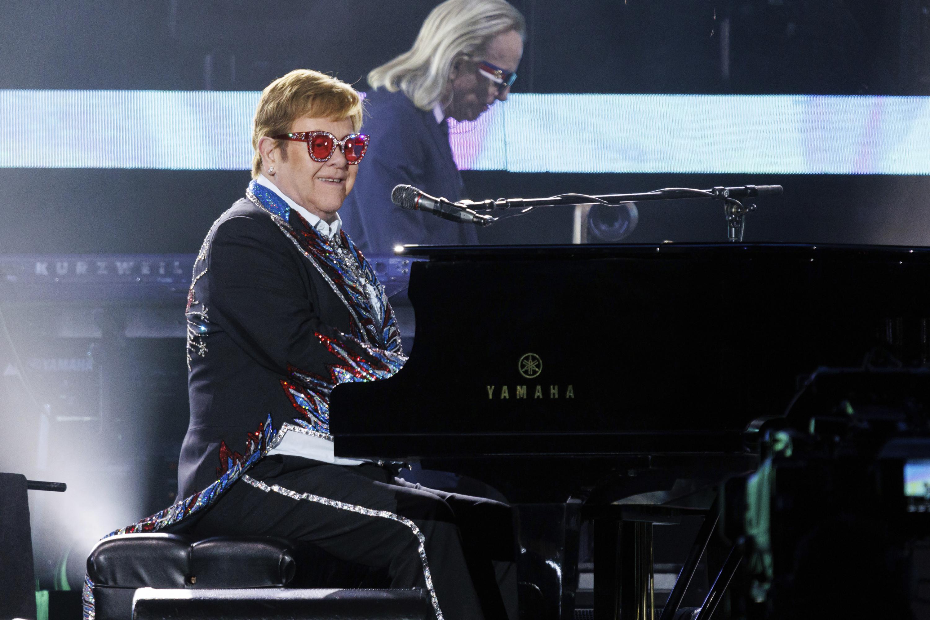 Elton John rockets toward retirement at Dodger Stadium | AP News