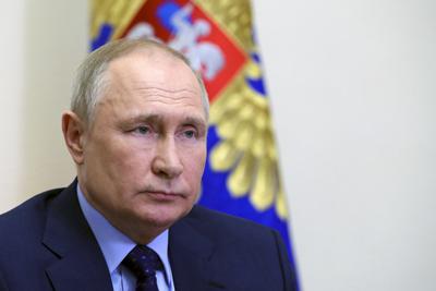 El presidente ruso Vladimir Putin dirige una reunión del Consejo de Seguridad por videoconferencia en la residencia de Novo-Ogaryovo en las afueras de Moscú, jueves 7 de abril de 2022.  (Mikhail Klimentyev, Sputnik, Kremlin Pool Photo via AP)