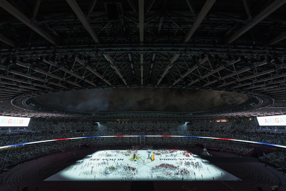 El mensaje de 'Nos vemos en París 2024' es proyectado en el piso del estadio al final de la ceremonia de clausura de los Juegos Paralímpicos de Tokio 2020 en el Estadio Nacional de Tokio, Japón, el domingo 5 de septiembre de 2021. (Joe Toth para OIS vía AP)