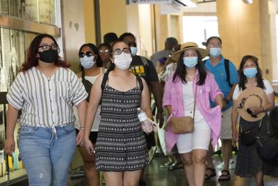 En esta imagen del 1 de julio de 2021, visitantes portan mascarillas al caminar por una zona comercial en el sector de Hollywood, en Los Ángeles. (AP Foto/Marcio José Sánchez, archivo)