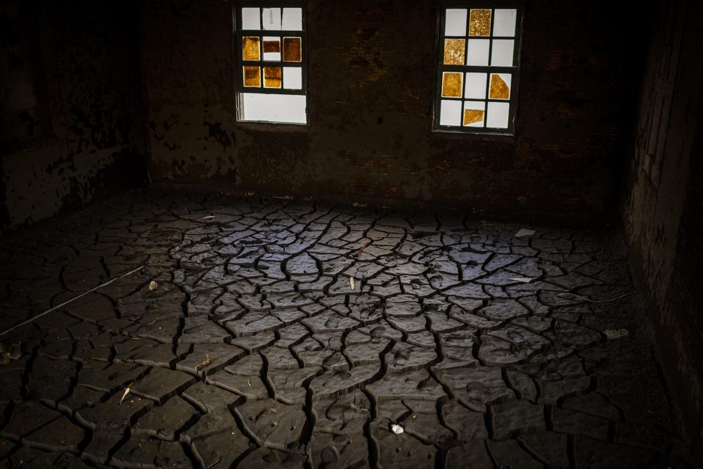 Una casa en el antiguo pueblo de Aceredo, sumergido hace tres décadas cuando una presa hidroeléctrica inundó el valle, emerge debido a la sequía en el embalse de Lindoso, en el noroeste de España, el el viernes 11 de febrero de 2022. Gran parte de España sufre una sequía extrema o prolongada, tras un invierno en el que ha llovido apenas un tercio de la media de los últimos años. La situación es similar en la vecina Portugal, donde el 45% del país sufre una sequía "grave" o "extrema". (AP Foto/Emilio Morenatti)