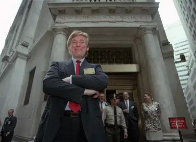 Donald Trump, entonces desarrollador inmobiliario, posa para fotos fuera de la Bolsa de Valores de Nueva York, el 7 de junio de 1995. (Foto AP/Kathy Willens, Archivo)