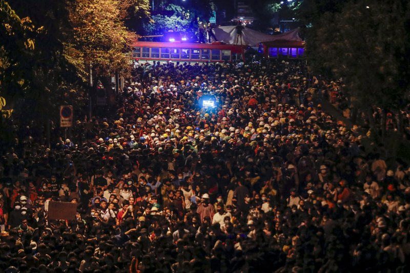 Thai protesters march in show of strength against government 800