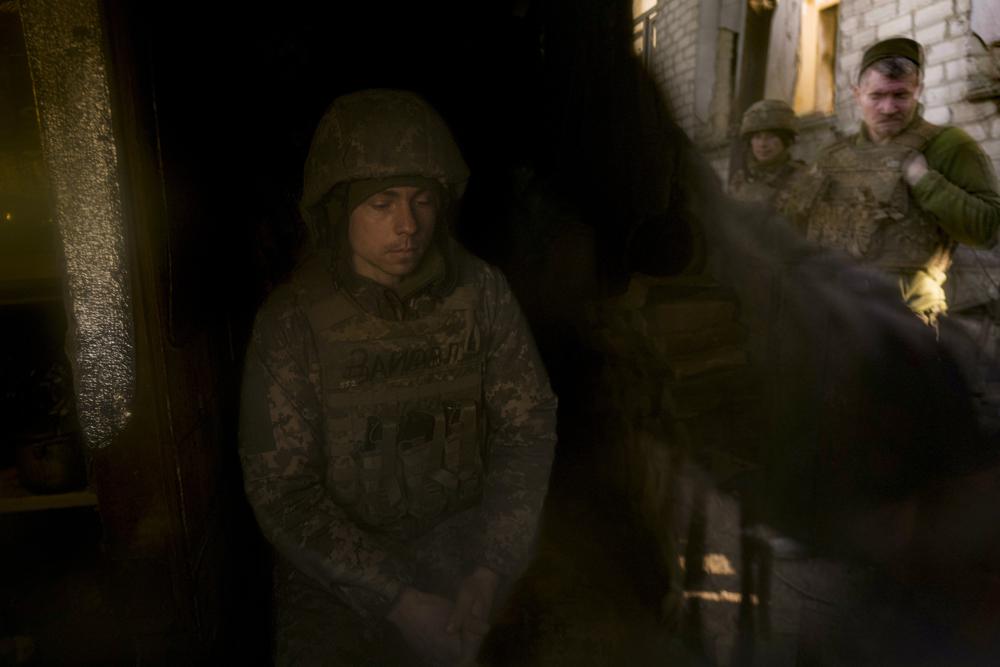 Un militar ucraniano se sienta en un punto de observación cerca de la aldea de primera línea de Krymske, en la región de Lugansk, en el este de Ucrania, el sábado 19 de febrero de 2022. El presidente ucraniano Volodymyr Zelenskyy, enfrenta un fuerte aumento de la violencia en y alrededor del territorio controlado por Rusia. rebeldes y advertencias cada vez más terribles de que Rusia planea invadir, el sábado llamó al presidente ruso, Vladimir Putin, a reunirse con él y buscar una solución a la crisis.  .  (Foto AP/Vadim Ghirda)