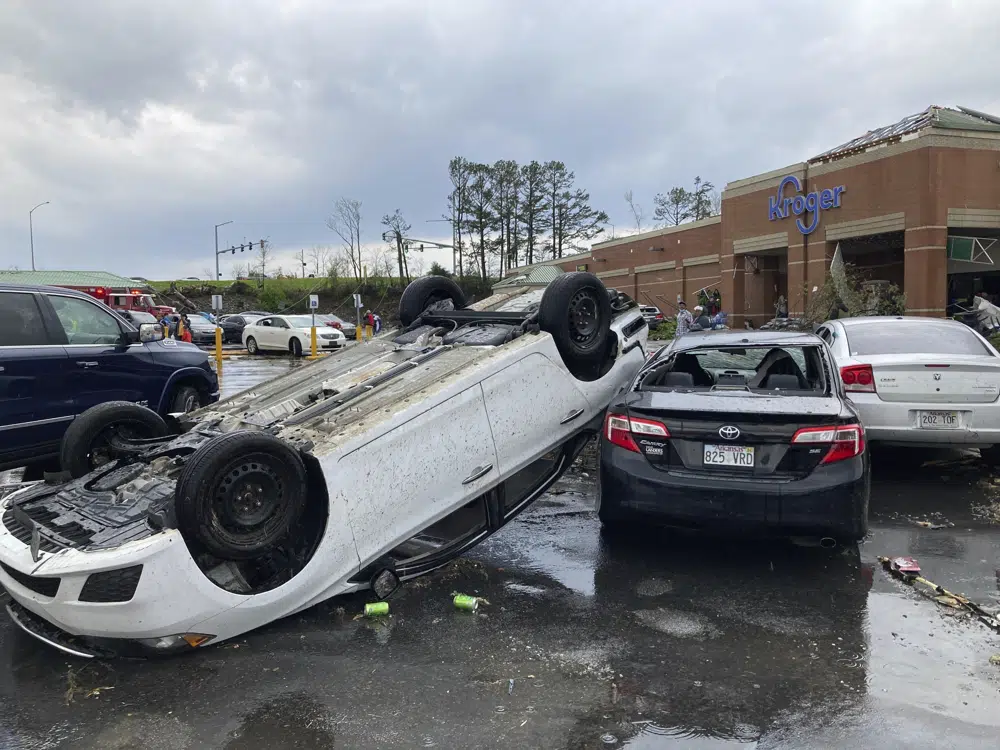 Un automóvil se voltea en un estacionamiento de Kroger después de que una fuerte tormenta azotara Little Rock, Ark., el viernes 31 de marzo de 2023. (AP Photo/Andrew DeMillo)