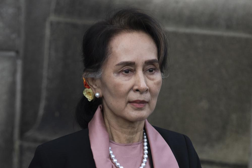 DATEI - Myanmars Führerin Aung San Suu Kyi verlässt den Internationalen Gerichtshof nach dem ersten Tag der dreitägigen Anhörungen in Den Haag, Niederlande, am 10. Dezember 2019. Ein Gericht in Myanmar wurde am Montag, den 10. Januar 2022, verurteilt Die abgesetzte Anführerin des Landes, Aung San Suu Kyi, zu weiteren 4 Jahren Haft verurteilt, nachdem sie des illegalen Imports und Besitzes von Walkie-Talkies und des Verstoßes gegen Coronavirus-Beschränkungen für schuldig befunden worden war, 