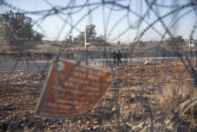 ARCHIVO - Soldados israelíes vigilan un tramo de la barrera de separación de Israel en la localidad cisjordana de Nilin, al oeste de Ramala, el domingo 7 de noviembre de 2021. (AP Foto/Nasser Nasser, Archivo)