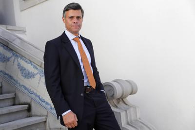 El activista opositor venezolano Leopoldo López camina en Lisboa tras hablar con The Associated Press el miércoles, 12 de mayo del 2021. (AP Foto/Armando Franca)