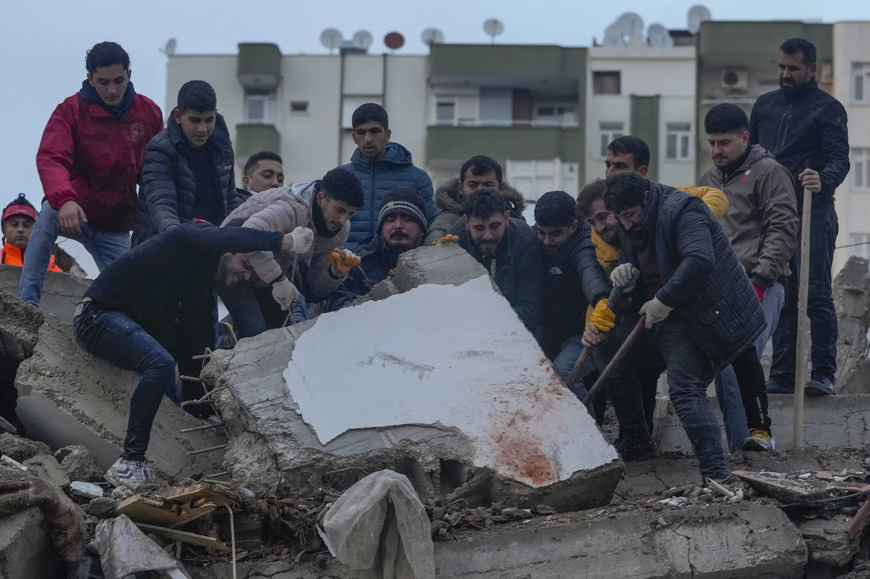 Survivors scream as desperate rescuers work in Turkey, Syria