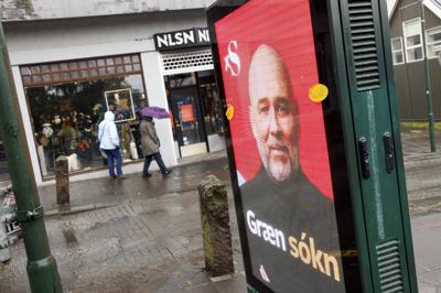 Un cartel electoral de la Alianza Socialdemócrata, con el lema "ataque verde", en Reikiavik, Islandia, el 22 de septiembre de 2021, antes de unas elecciones generales marcadas por el clima. (AP Foto/Brynjar Gunnarsson)