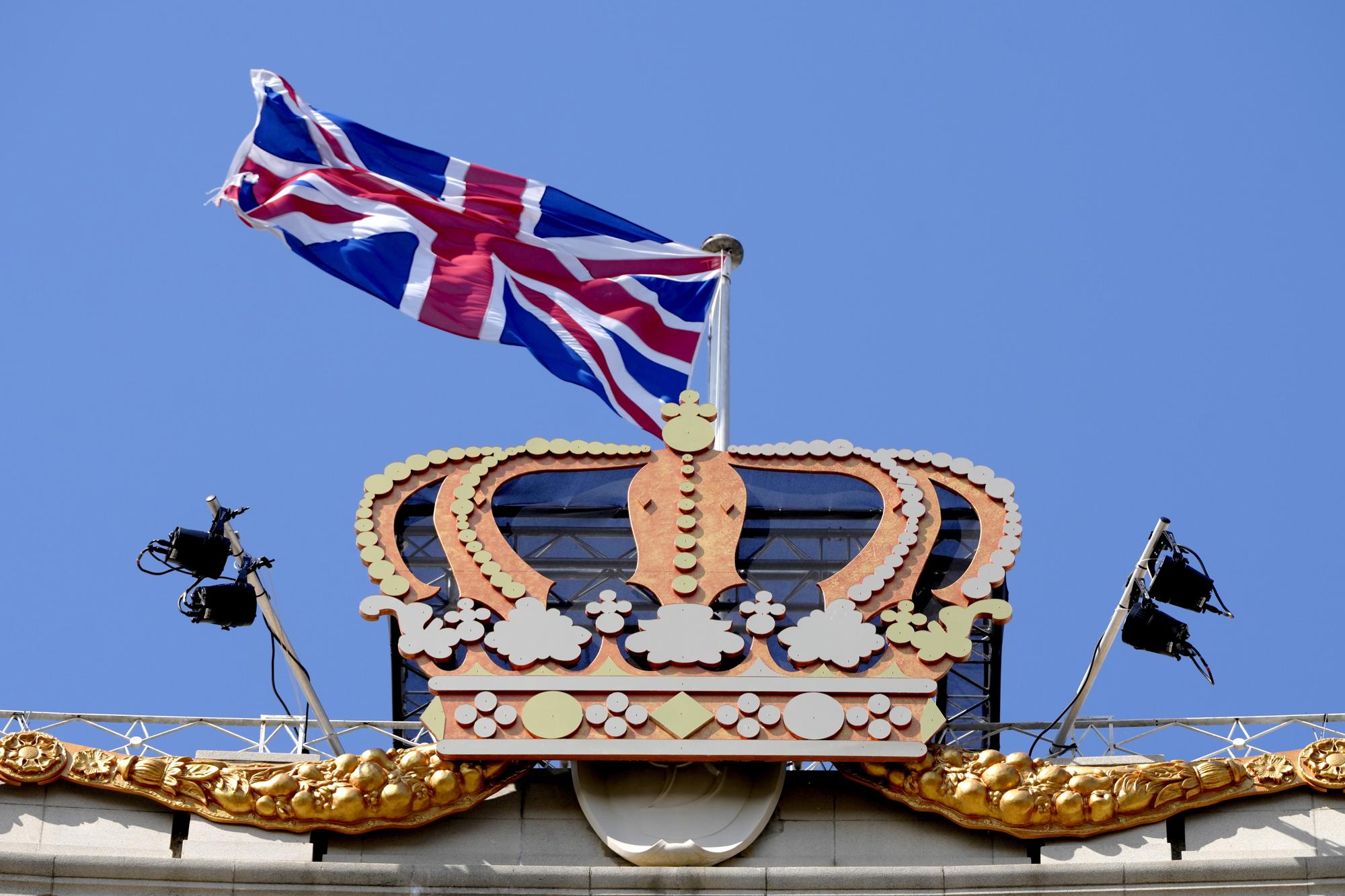 A facade mimicking the 1953 Coronation decor by Oliver Messel, decorates the Dorchester Hotel in London, Thursday, April 20, 2023. (AP Photo/Kirsty Wigglesworth)