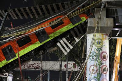 ARCHIVO - En esta fotografía de archivo del 4 de mayo de 2021, los vagones del metro de la Ciudad de México yacían en ángulo después de que una sección de la Línea 12 del metro colapsara. La fiscalía de la Ciudad de México concluyó el jueves 14 de octubre de 2021 que el accidente se debió a errores cometidos durante la construcción de la línea del metro y que procesará a los involucrados en el accidente. (AP Foto/Marco Ugarte, Archivo)