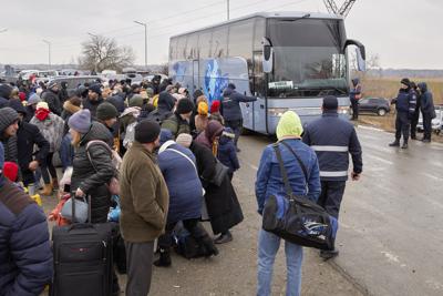 Refugiados que huyen de la guerra en Ucrania esperan para abordar un autobús en Palanca, Moldavia, el martes 1 de marzo de 2022. (AP Foto/Aurel Obreja)