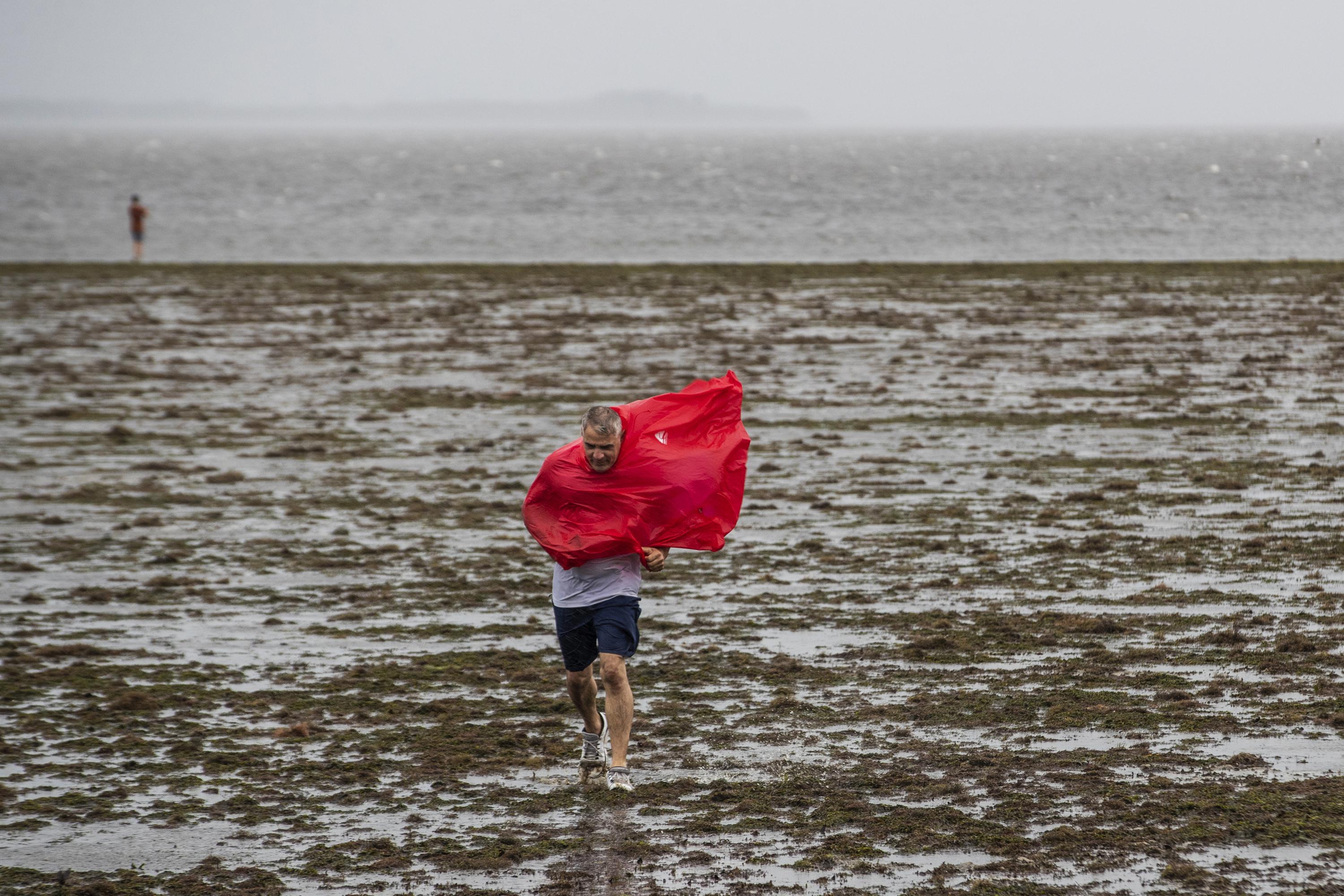 noaa-tampa-bay-dropped-5-feet-in-storm-reverse-surge-ap-news