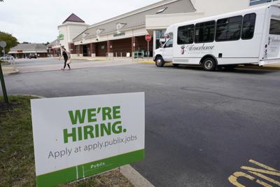 Un letrero de vacantes de empleo en un mercado de la cadena Publix en Richmond, Virginia, el miércoles 2 de junio de 2021. El número de personas en Estados Unidos que solicitaron ayuda por desempleo cayó la semana del 14 de junio, en un indicio de que los despidos declinaron y el mercado laboral mejora. (AP Foto/Steve Helber)