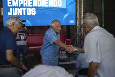 El Alto Representante de la Unión Europea para Asuntos Exteriores, Josep Borrell, en el centro, llega a una reunión con empresarios cubanos en La Habana, Cuba, el jueves 25 de mayo de 2023. (AP Foto/Ramón Espinosa)