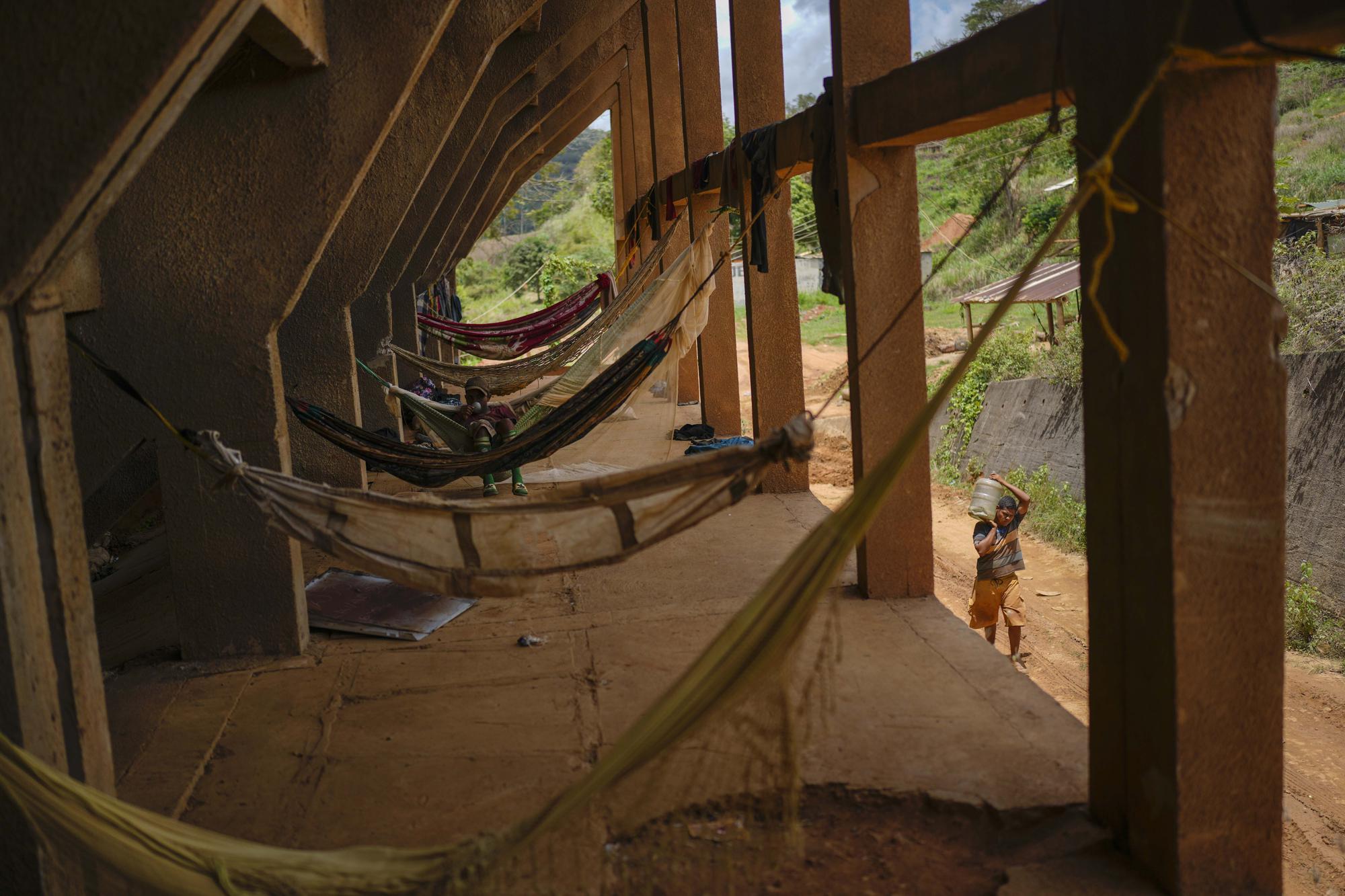Un trabajador descansa en una hamaca en una mina de oro subterránea en El Callao, estado de Bolívar, Venezuela, el viernes 28 de abril de 2023. (Foto AP/Matias Delacroix)