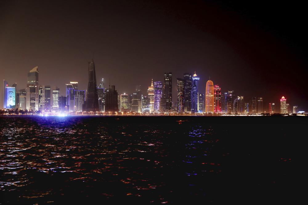 ARCHIVO - Vista nocturna del malecón de Doha, Qatar, el jueves 26 de septiembre de 2019. (AP Foto/Nariman El-Mofty)