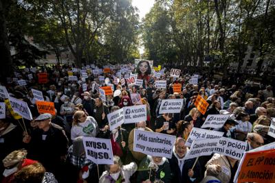 La marcha de los profesionales del sector salud en Madrid el 13 de noviembre de 2022. (Foto AP/Manu Fernandez)
