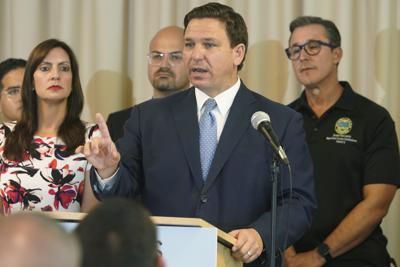 El gobernador de la Florida Ron DeSantis fotografiado durante una conferencia de prensa en la que habló de la reapertura de las escuales y el uso de tapabocas el 10 de agosto del 2021 en Surfside (Florida). DeSantis se opone tajantemente al uso obligatorio de los barbijos. (AP Photo/Marta Lavandier)