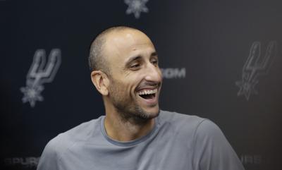 ARCHIVO - El argentino Manu Ginóbili, exbase de los Spurs de San Antonio, bromea con la prensa en las instalaciones del equipo de la NBA, 15 de setiembre de 2018. Los astros de la NBA Manu Ginobili y Tim Hardaway están entre los cinco incorporados al Salón de la  Fama del Básquetbol este año. También fueron seleccionados la gran Swin Cash, de la WNBA, el exentrenador George Karl y el entrenador de básquet universitario Bob Huggins. La ceremonia se realizará en el Naismith Memorial Basketball Hall of Fame en Springfield, Massachusetts, el 10 de seriembre de 2022 (AP Foto/Eric Gay, File)