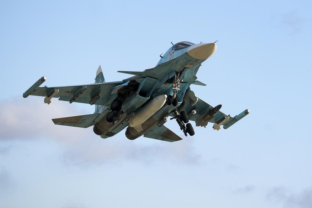 ARCHIVO - Un bombardero ruso Su-34 despega para una misión de entrenamiento en la región de Krasnodar, Rusia, el miércoles 19 de enero de 2022. Con decenas de miles de soldados rusos apostados cerca de Ucrania, el Kremlin ha mantenido a EE. sus próximos movimientos en la peor crisis de seguridad entre Rusia y Occidente desde la Guerra Fría.  (Foto AP/Vitaliy Timkiv, archivo)