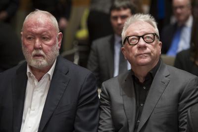 Fotografía de archivo del 10 de enero de 2017, de los expropietarios de Backpage.com James Larkin (izquierda) y Michael Lacey antes de comparecer en una audiencia del Congreso para examinar el sitio de anuncios clasificados, en el Capitolio, en Washington. (AP Foto/Cliff Owen)