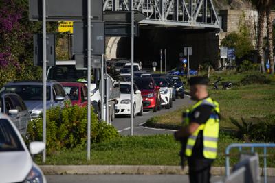 Los automóviles hacen fila para los controles policiales antes de entrar en Francia desde Italia en un paso fronterizo en Menton, sur de Francia, el domingo 13 de noviembre de 2022. (AP Foto/Daniel Cole)