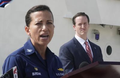 La capitana de la Guardia Costera de Estados Unidos, Jo-Ann Burdian (en primer plano), ofrece una rueda de prensa junto al agente especial de investigaciones de seguridad nacional a cargo en Miami, Anthony Salisbury (detrás), el 27 de enero de 2022, Miami Beach, Florida. (AP Foto/Wilfredo Lee)
