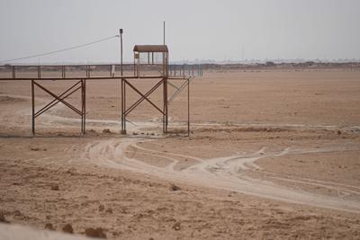 Vista del Lago Sawa, la "perla del sur" de Irak, que se secó totalmente por primera vez en su historia como consecuencia del cambio climático y de los malos manejos del gobierno y de las fábricas y campesinos de la zona. Foto del 4 de junio del 2022. (AP Photo/Hadi Mizban)