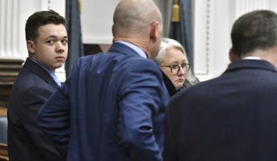 Kyle Rittenhouse mira hacia atrás durante un descanso en su juicio en la corte del condado de Kenosha, Wisconsin, EEUU, 15 de noviembre de 2021. (Sean Krajacic / The Kenosha News via AP, Pool)